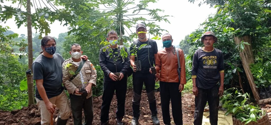 Penanaman simbolis perdana, Wali Hutan Gunung Geulis