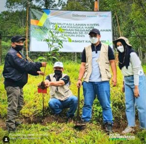 PT. Bio Farma (Persero) Kembali Menanam di TB. Masigit Kareumbi