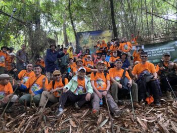 Komunitas ‘Berkobar’ Menjadi Wali Pohon