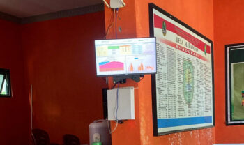 Instalasi Monitor EWS di Kantor Desa Mayangan