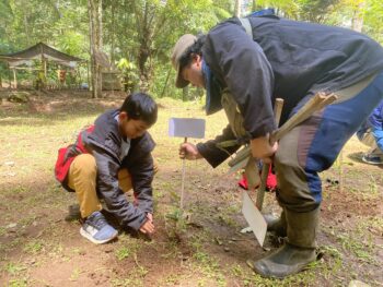 Akhwat Menabung Jum’at Berkah, Wali Murid Jadi Wali Pohon